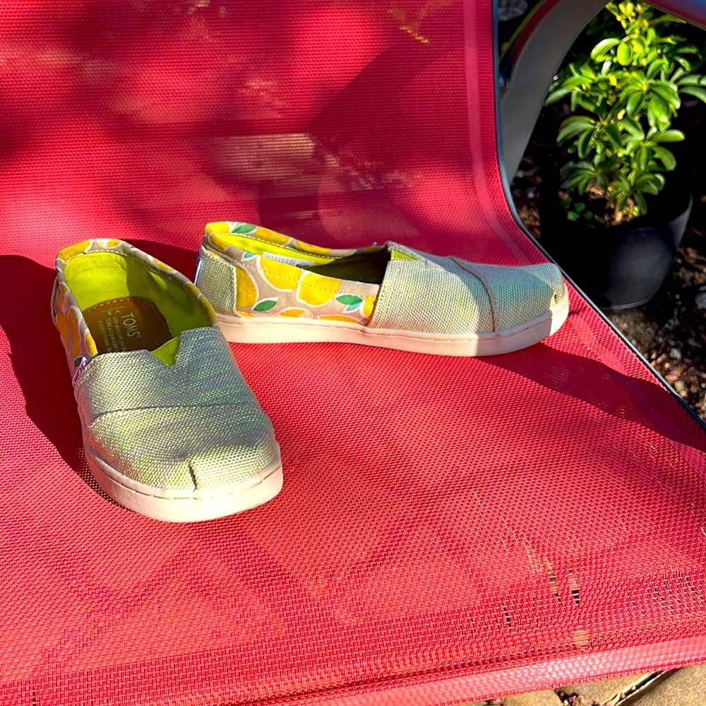 Tom’s kids sketchers size 3